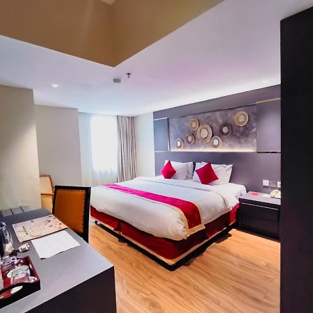 Hermes Palace Hotel Medan Exterior photo