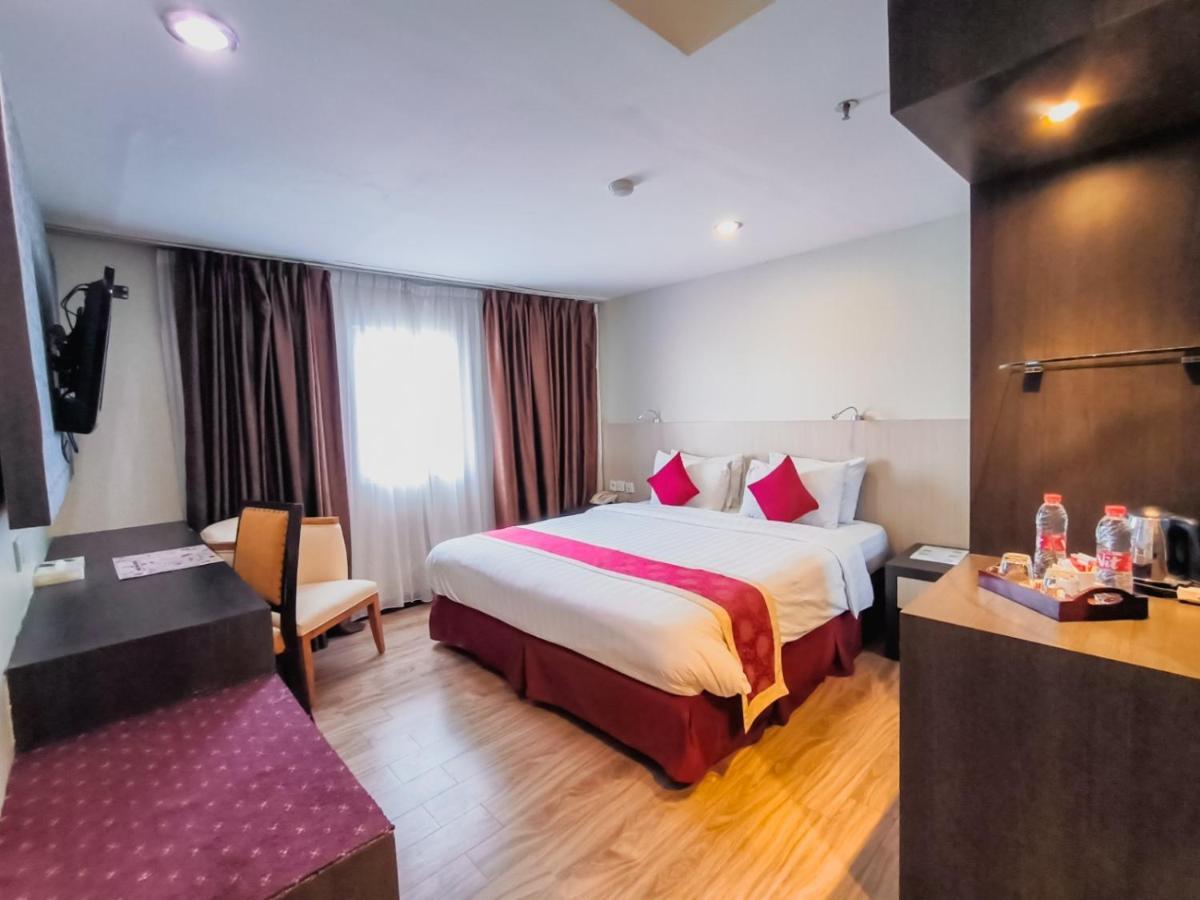 Hermes Palace Hotel Medan Exterior photo