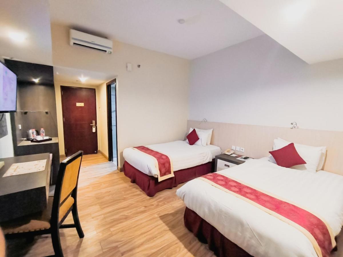 Hermes Palace Hotel Medan Exterior photo