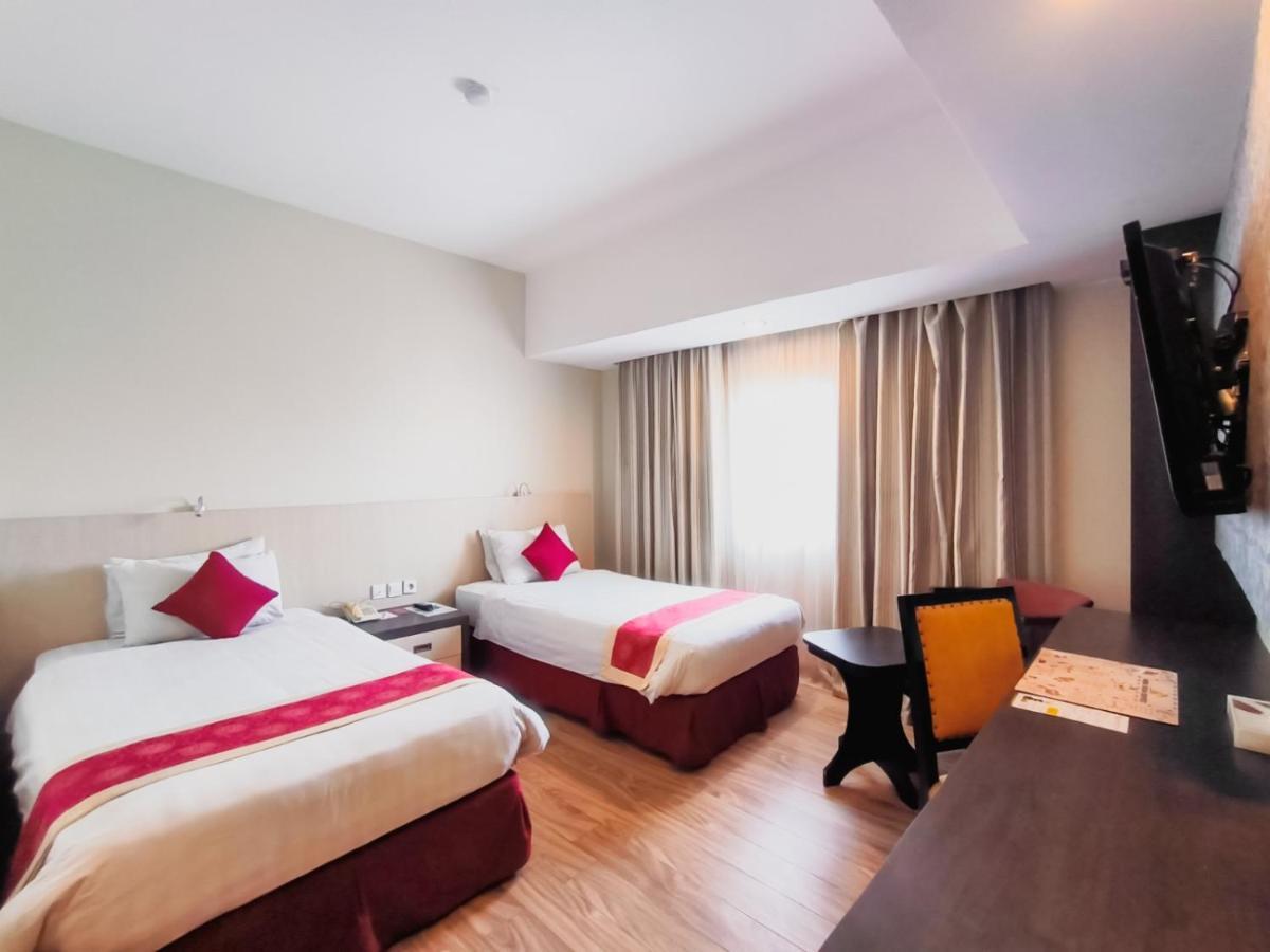 Hermes Palace Hotel Medan Exterior photo