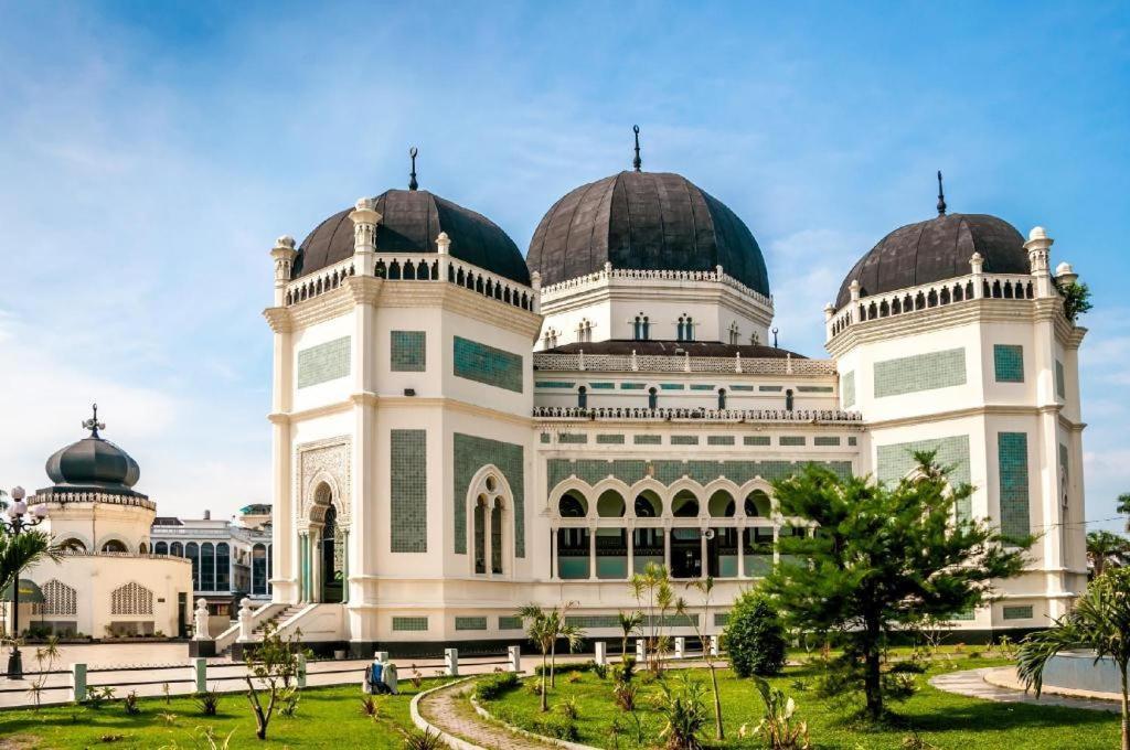 Hermes Palace Hotel Medan Exterior photo