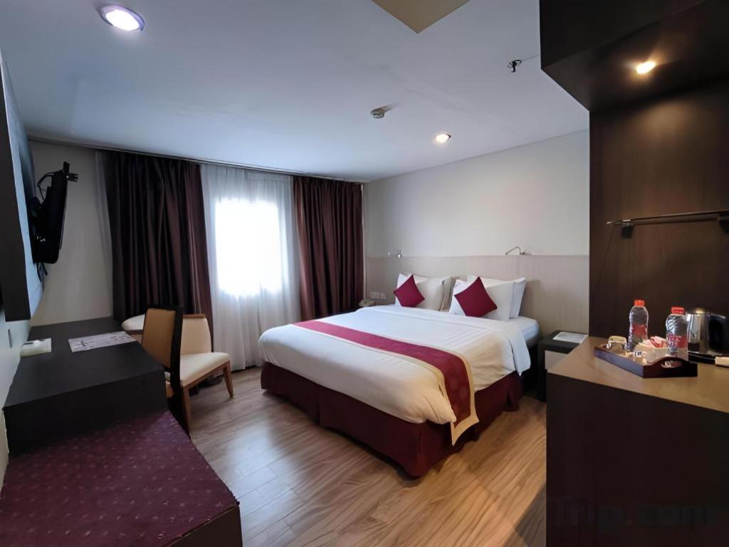 Hermes Palace Hotel Medan Exterior photo