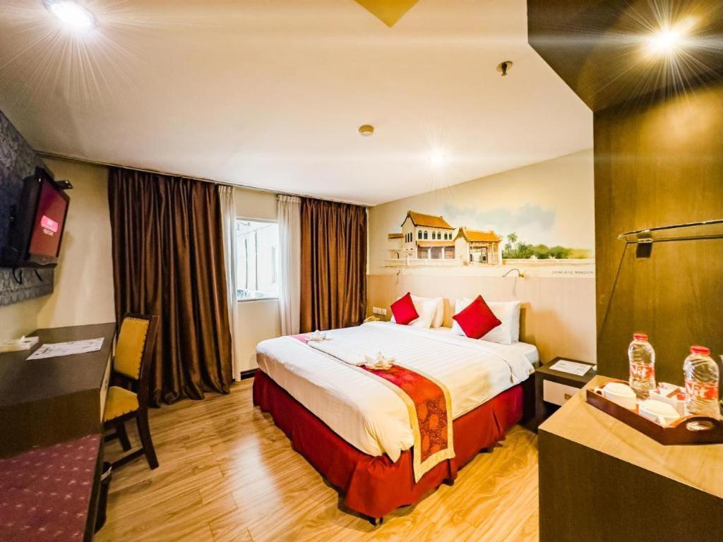 Hermes Palace Hotel Medan Exterior photo