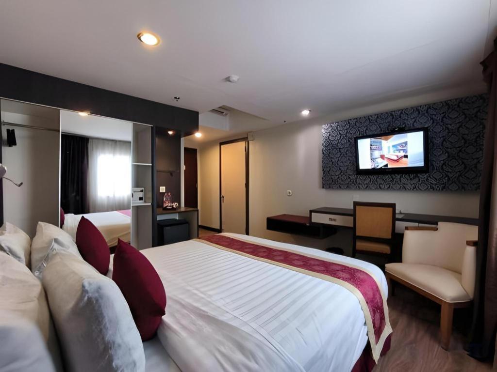 Hermes Palace Hotel Medan Exterior photo