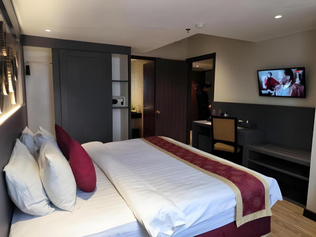 Hermes Palace Hotel Medan Exterior photo