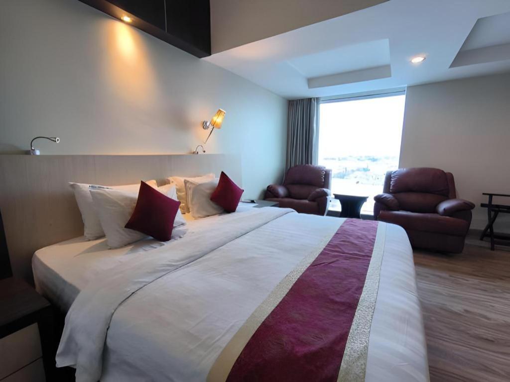 Hermes Palace Hotel Medan Exterior photo