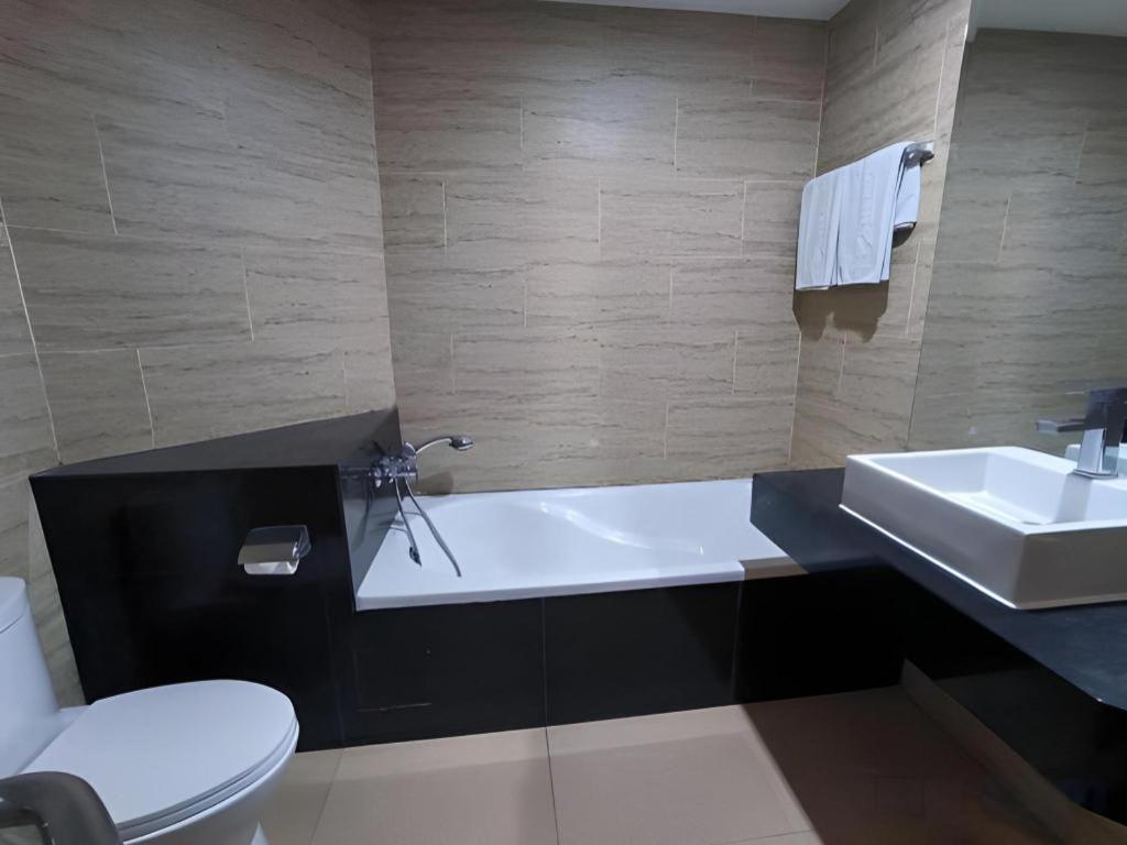 Hermes Palace Hotel Medan Exterior photo