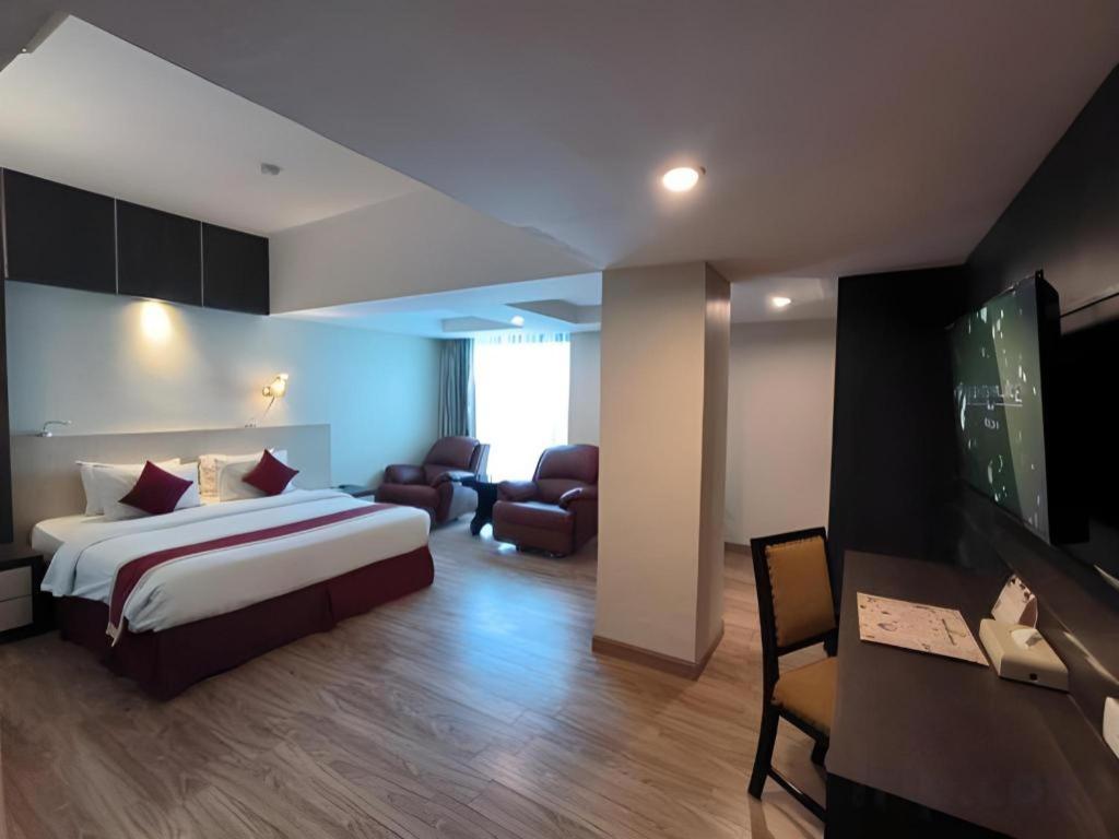 Hermes Palace Hotel Medan Exterior photo