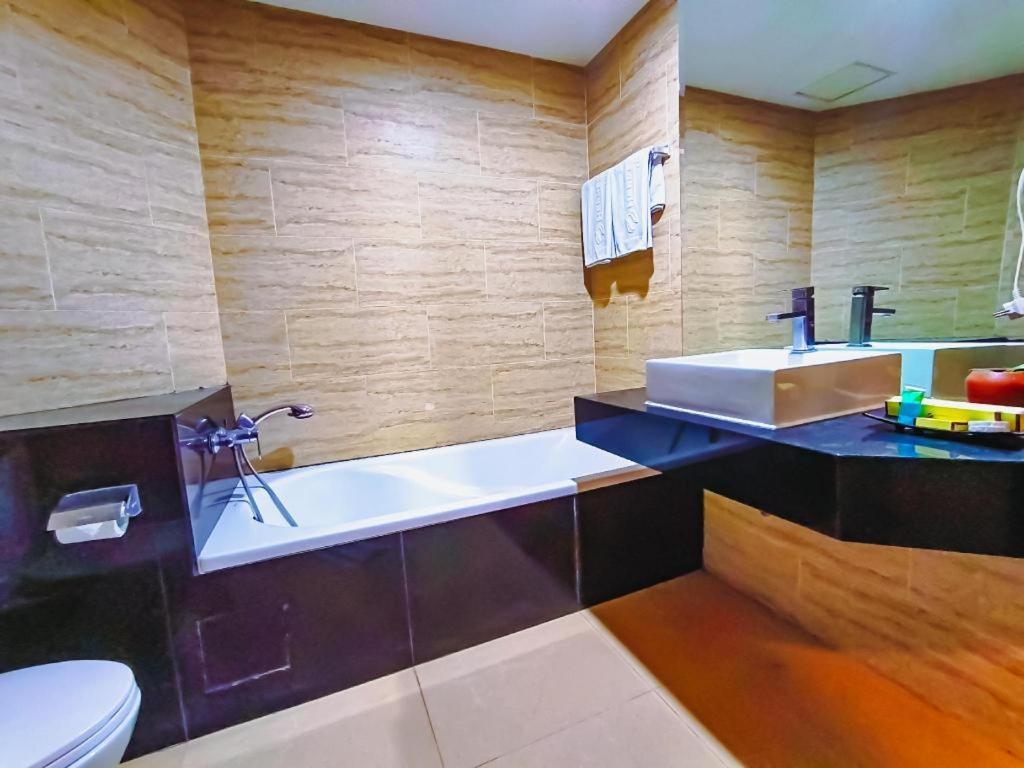 Hermes Palace Hotel Medan Exterior photo